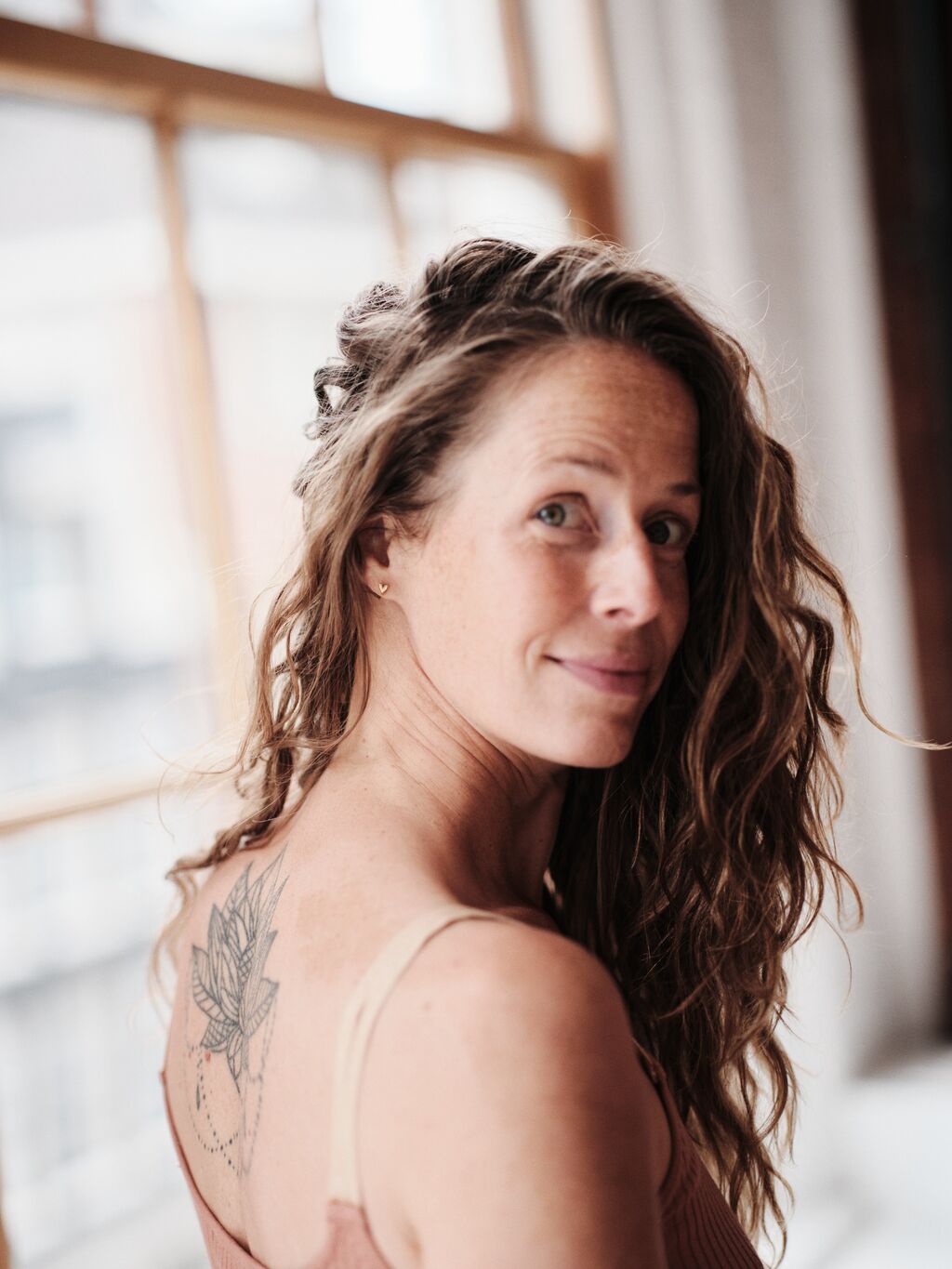 Portrait of Sanne looking over her shoulder